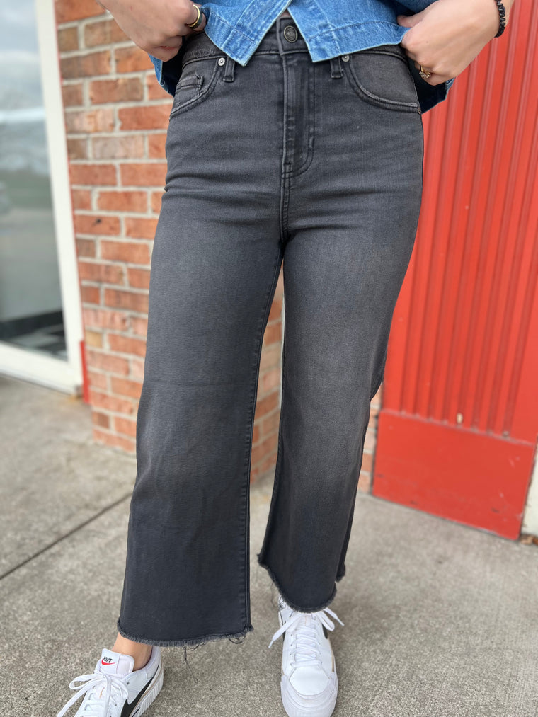 WASHED BLACK CROPPED JEANS