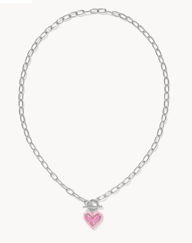 KENDRA SCOTT: ARI HEART ENAMEL FRAME CHAIN NECKLACE